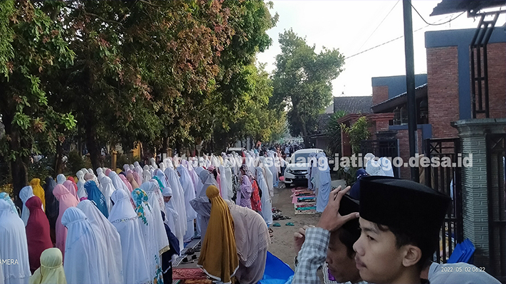 JAMA'AH SHOLAT 'IED MEMBLUDAK SETELAH 2 TAHUN SEPI AKIBAT WABAH COVID-19 YANG MASIH TINGGI